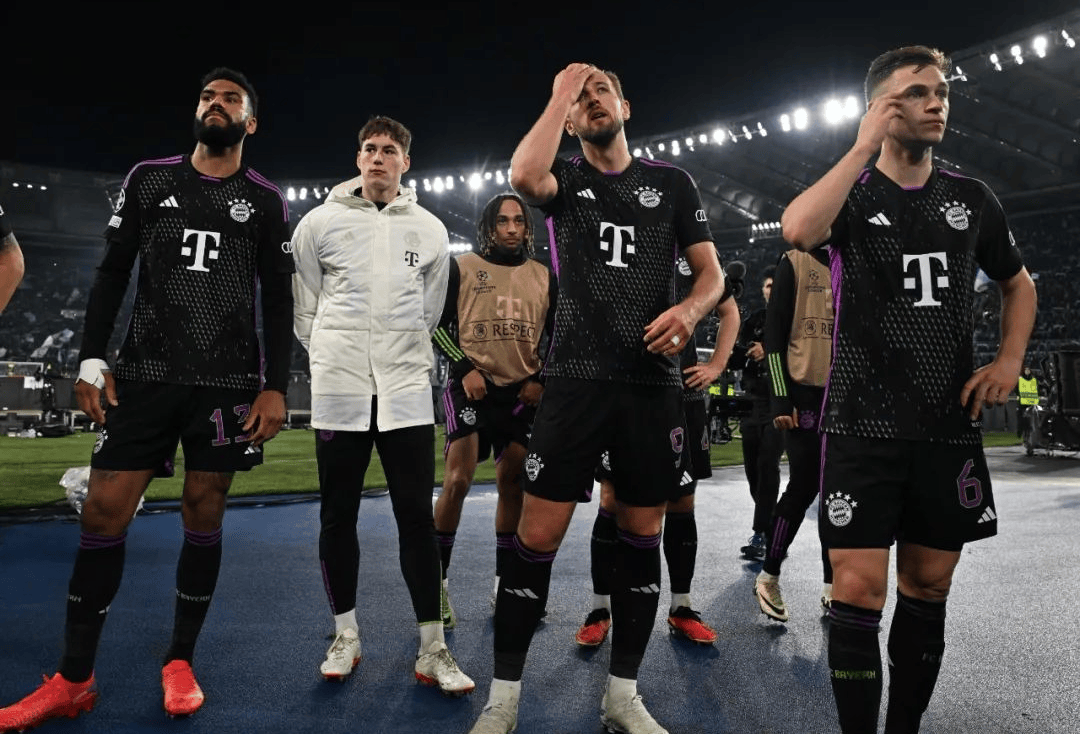 湖人本赛季输掉的7场比赛最少一场输10分，场均输17.7分（湖人本季7场失利分差全为两位数，场均净负17.7分）