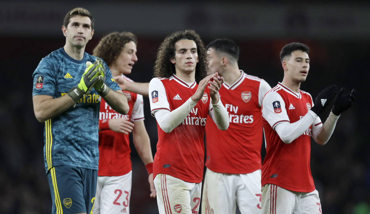 2-1逆转！超级后卫踢疯了，梅开二度导演逆袭，巴萨狂揽4连胜（巴萨2-1翻盘！铁卫双响主导逆袭，豪取四连胜）