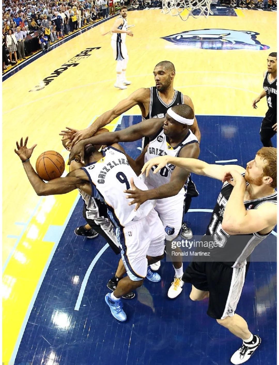 他像是在打全明星难度（他仿佛在挑战全明星难度）