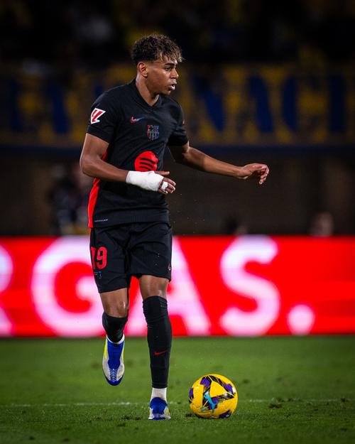 国际比赛日阵容公布 球迷关注（国际比赛日大名单出炉，球迷热议）