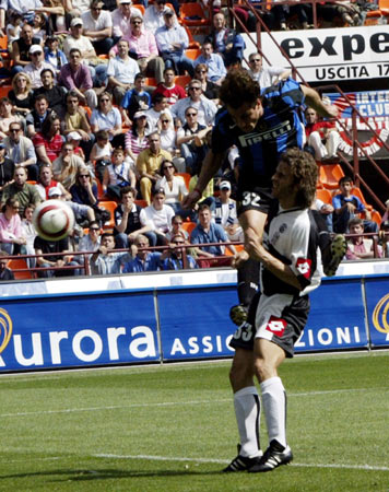 太阳报：英超想本赛季引入裁判摄像头，联盟将要求俱乐部同意（太阳报：英超计划本季启用裁判摄像头，需经各俱乐部批准）